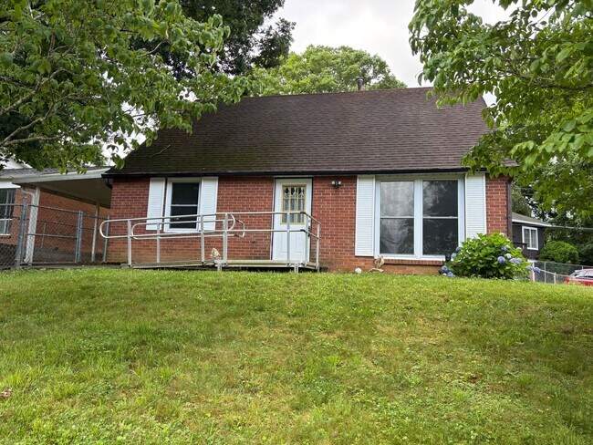 Foto del edificio - Charming single family home on a cul-de-sac that accepts vouchers