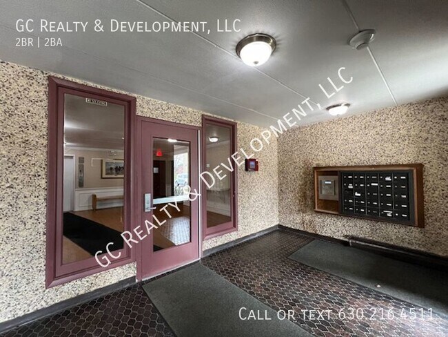 Building Photo - ***ARLINGTON HEIGHTS - SCARSDALE / END UNI...
