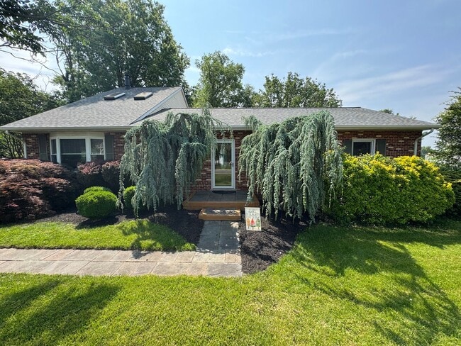 Building Photo - Beautiful 3 Bed 2.5 Bath Single Family Hom...