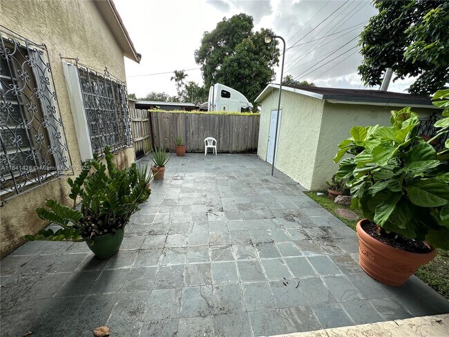 Foto del edificio - 8001 SW 36th Terrace