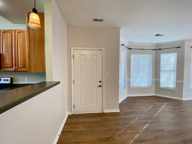 Foto del edificio - READY July 1st!! End-Unit Condo with Commu...