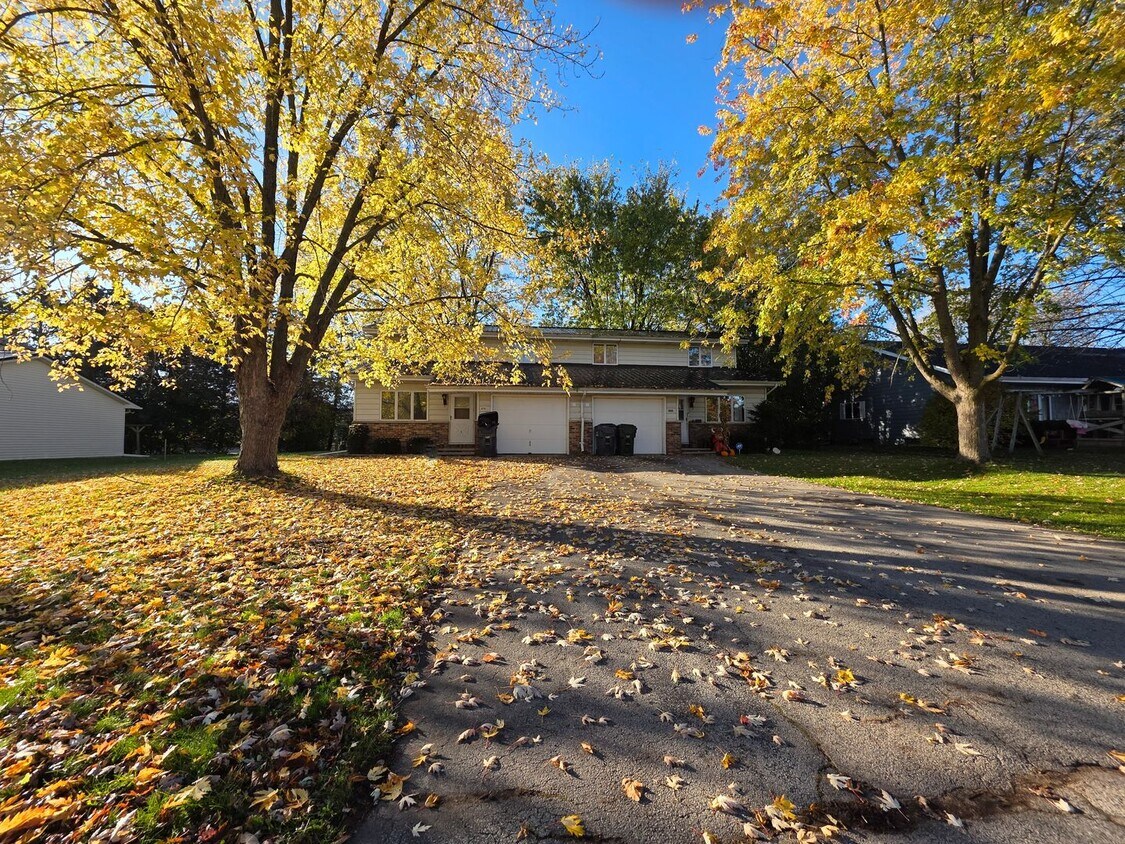 Foto principal - 624-626 Crestview Drive