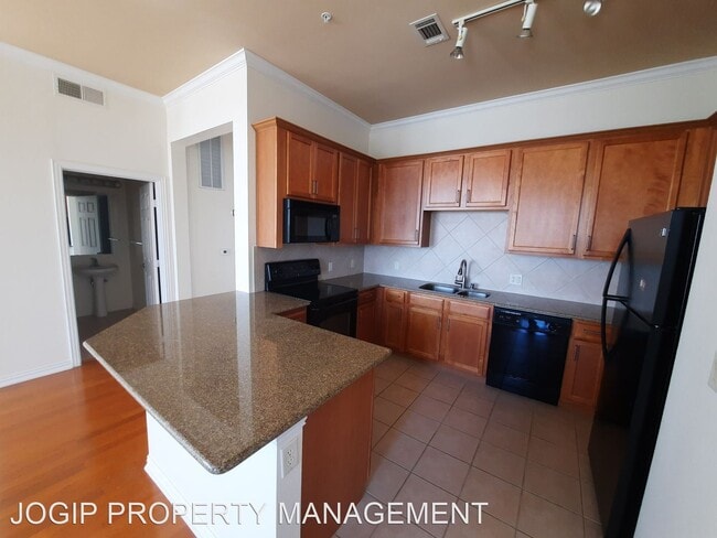 Building Photo - 2 br, 2 bath House - 800 E 15th St #307