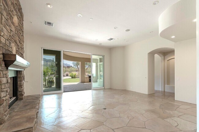 Foto del edificio - 9290 E Thompson Peak Pkwy