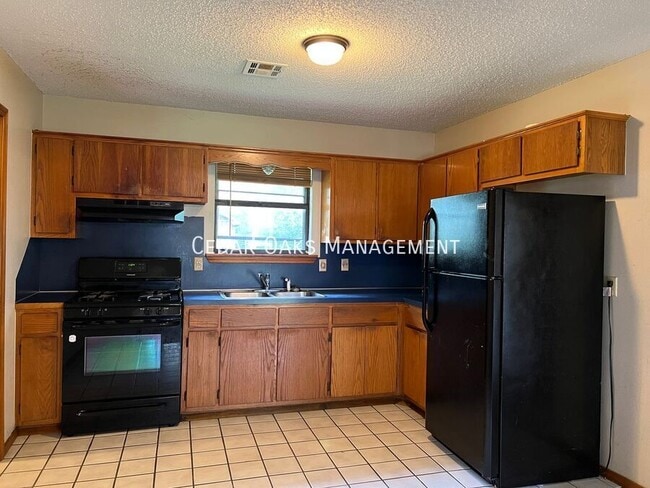 Building Photo - 300 S Ozark St