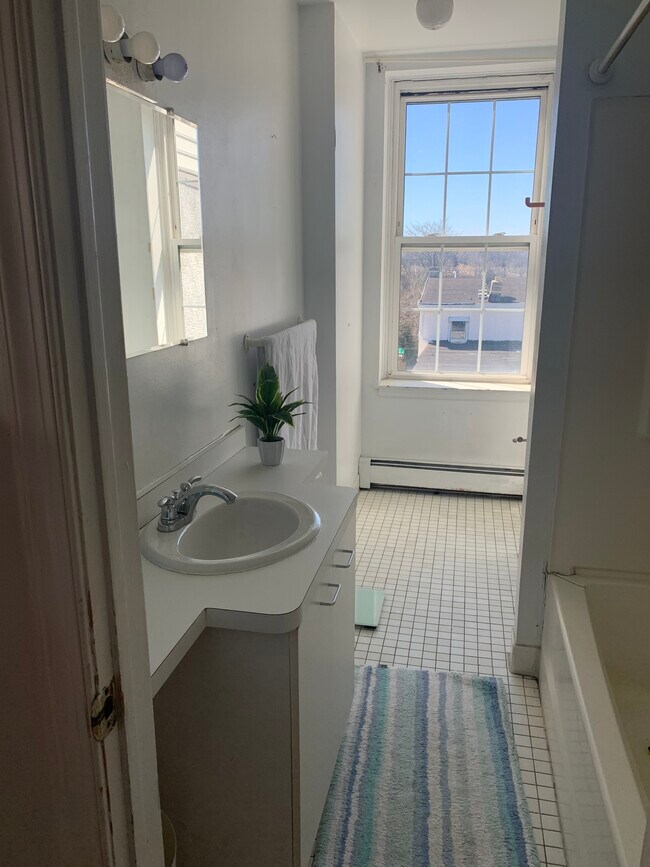 bath - 4300 Fleming St