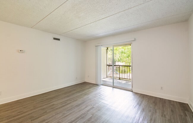 Building Photo - Villas at City Center