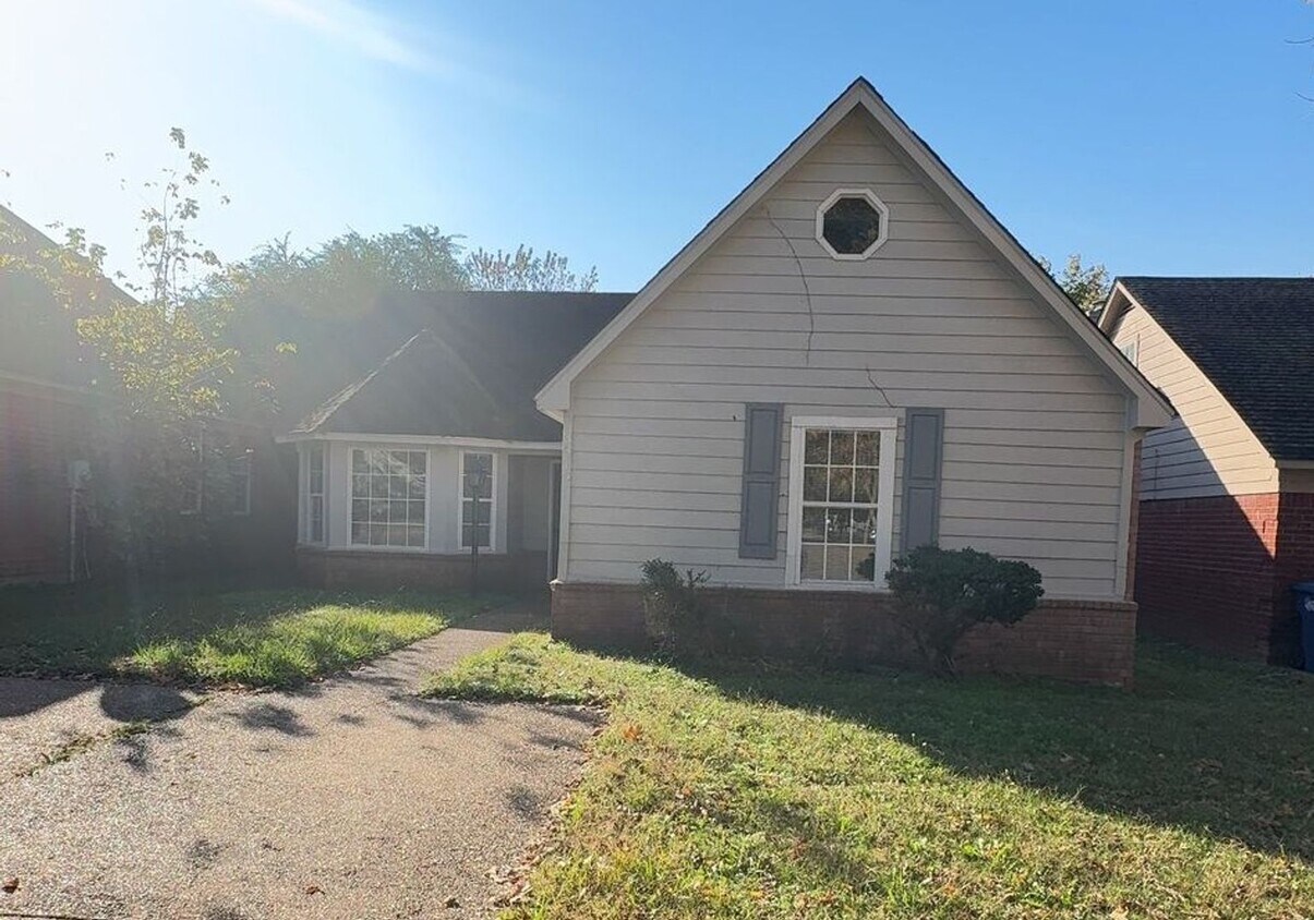 Primary Photo - Charming 3-bedroom, 2-bath residence locat...