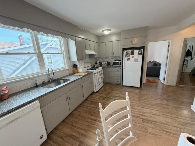 Building Photo - 27 Conwell Ave