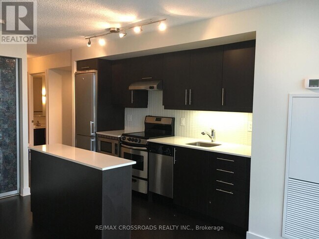 Building Photo - 320 Richmond St E