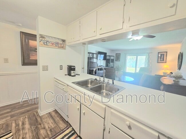 Building Photo - 6903 N Lagoon Dr