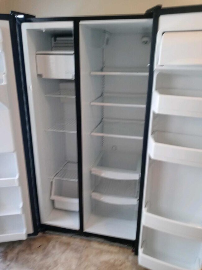 Fridge - 121 Lakeview Ave