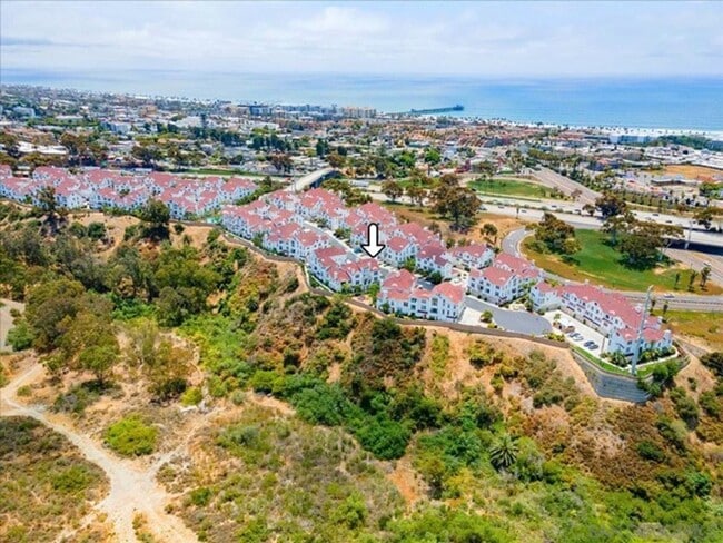 Building Photo - Available Now! Tri-Level 3 Bedroom 3.5 Bath Townhome!!