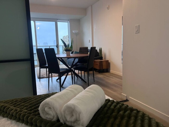 Building Photo - 18 Hamilton Ave N