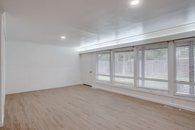 Foto del edificio - Pre Leasing for Fall 2026! 4/3 in Medical District