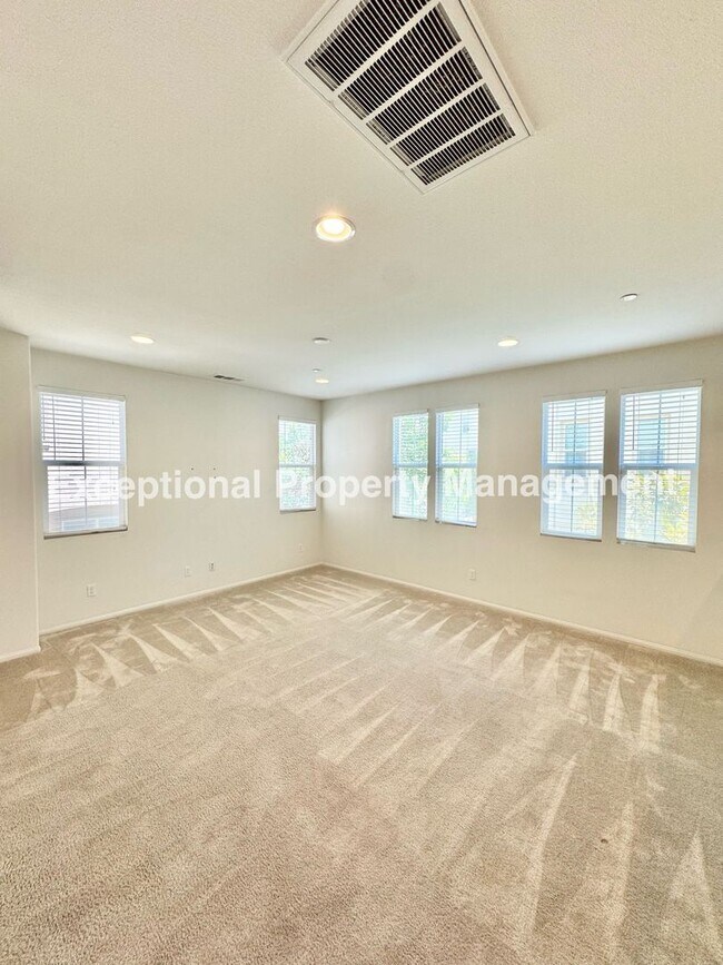 Foto del edificio - Great 3 bed 3 bath home