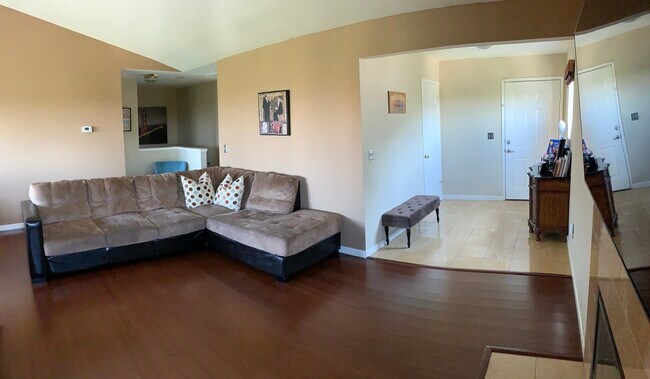Front entryway and living riom - 792 Golden Creek Ter
