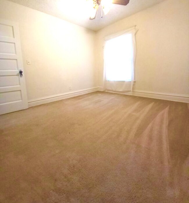 Foto del edificio - 5212 E 8th St