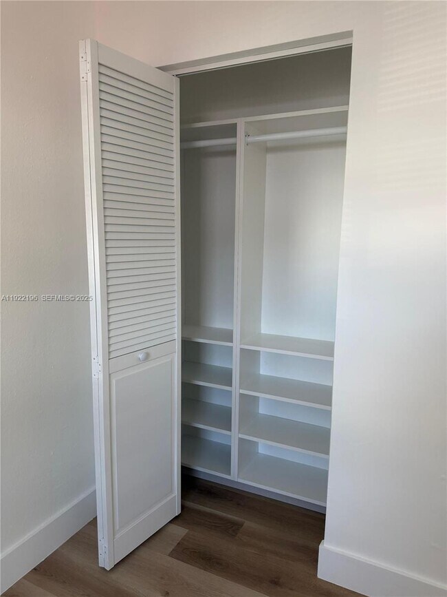 Foto del edificio - 6117 NW 27th St