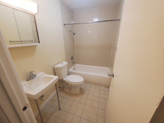 Building Photo - 1532 Hobson Dr