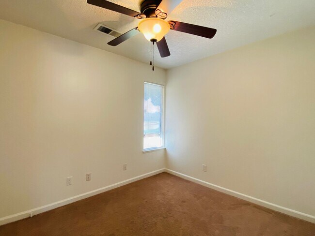 Foto del edificio - $2,100 Ashlan & Fowler, 3 Bedroom Home - H...
