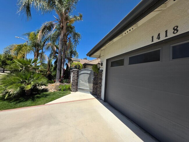 Foto del edificio - 4 bedroom 2 bathroom with a pool and solar!