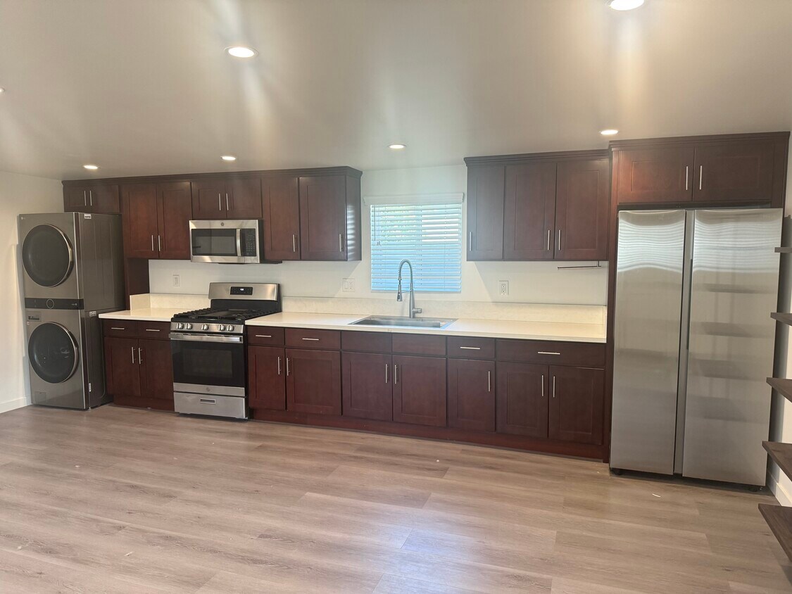 Foto principal - 332 Thompson Ave