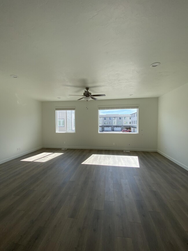Building Photo - 1038 530 S