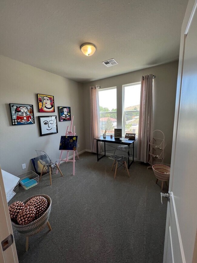 Building Photo - Gorgeous 2 Story, 3 Bed/2.5 Bath Townhouse with 2 Car Garage in Gated Community
