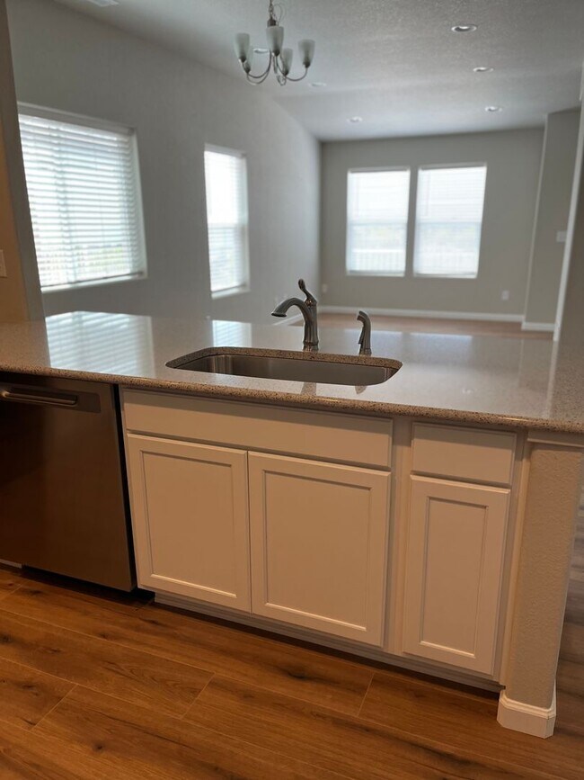 Foto del edificio - NEWER END UNIT TWO STORY TOWNHOME WITH A/C...