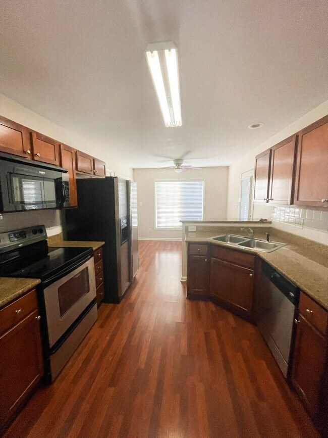 Foto del edificio - 3 Bedroom 2 Bathroom with a Bonus! No Pets