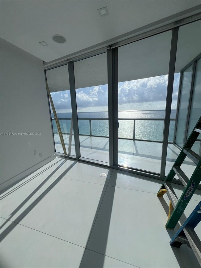 Foto del edificio - 17121 Collins Ave