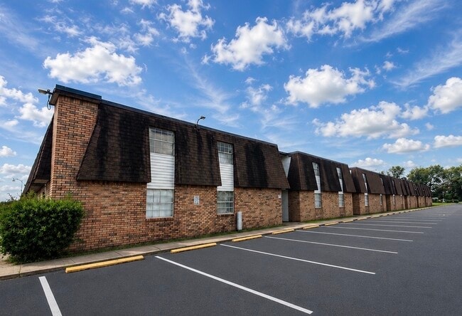 Building Photo - Fountain Lakes Apartments