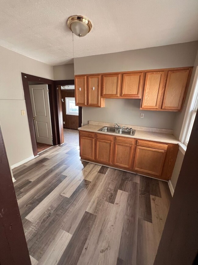 Building Photo - Section 8 Accepted: Affordable 3 Bed, 1.5 ...