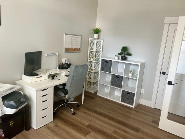 Foto del edificio - GORGEOUS CUSTOMIZED HOME - ALL THE DETAILS HERE!! 4bd/2.5ba + Bonus Rooms Excellent Location!!