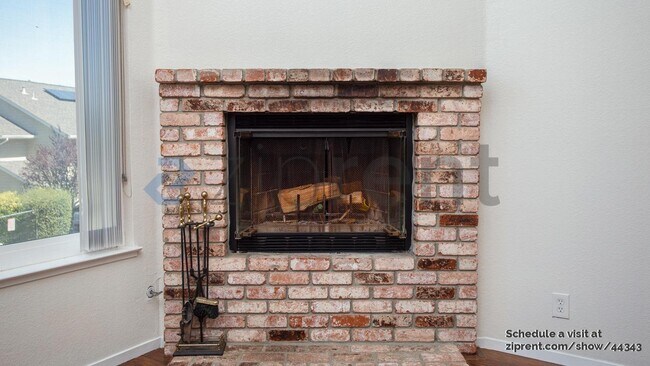 Building Photo - 4 Carriage Ln