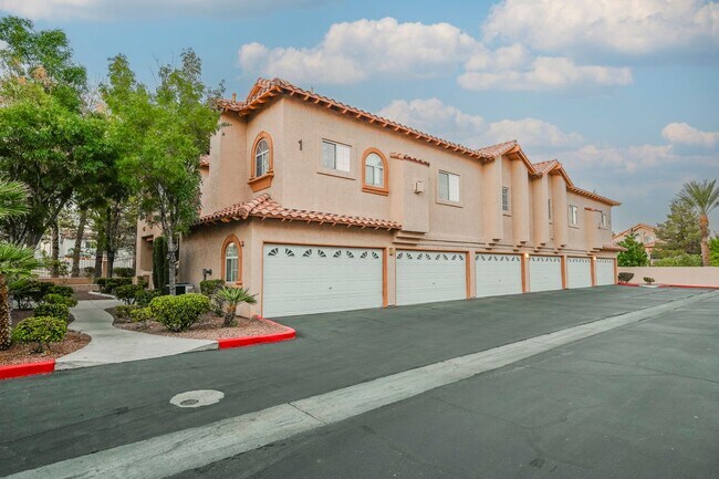 Foto del edificio - Gated Community townhome, with private garage