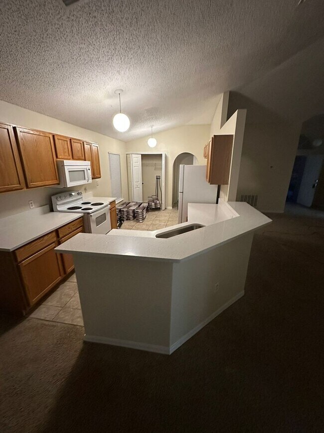 Foto del edificio - New Paint, Floors and Solid Surface Counte...