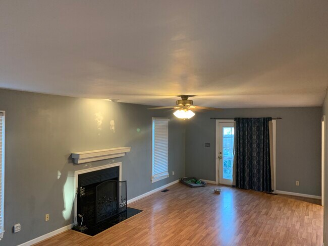 Foto del edificio - 905 Fields Rd
