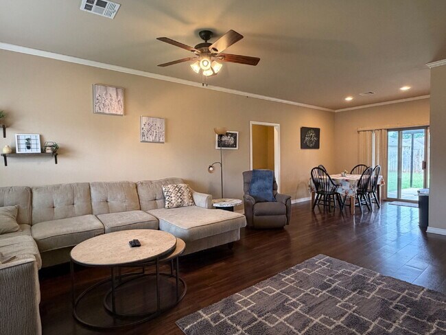 Building Photo - 3 Bedroom 2 Bath House for Lease!!