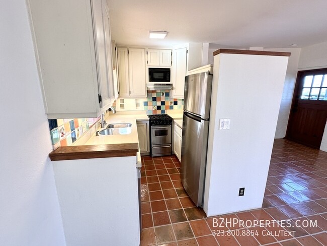 Foto del edificio - Charming 2Bed 2bath In Hollywood Hills