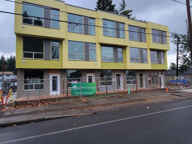 Foto del edificio - 16111 E Burnside St