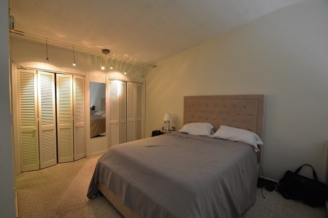 Building Photo - 811-817 E Broward Blvd