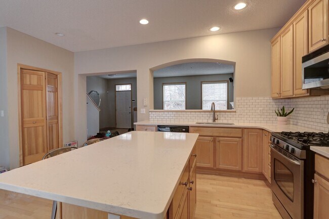 Building Photo - Beautiful 3 Bedroom Townhome for Rent in E...