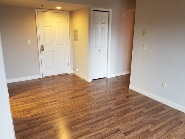 Foto del edificio - Beautiful Condo + Parking  Available Now.