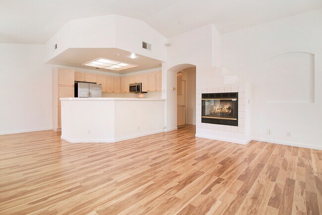 Building Photo - Spacious Townhome | Desirable Orange Location