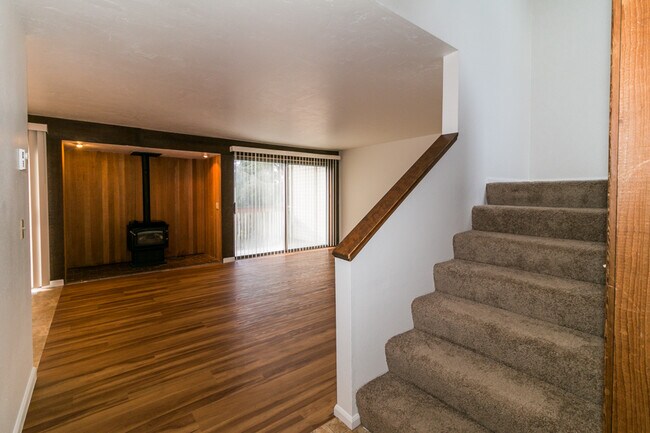 Building Photo - 3-Bedroom, 2-Bathroom Duplex With Garage I...