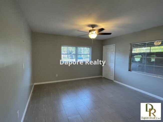 Foto del edificio - FULLY REMODELED 3 Bedroom, 1.5 Bath, Garag...