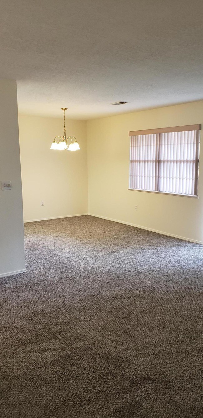 Building Photo - 805 Country Club Dr SE