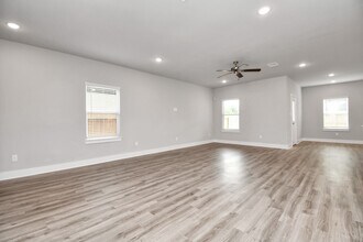 Building Photo - 21047 Bay Vlg Dr